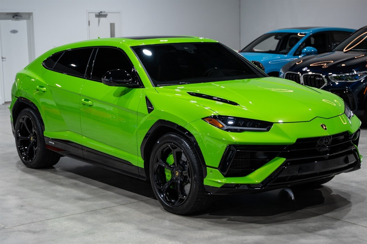 Lamborghini Urus Verde Mantis — photo 1 of 17